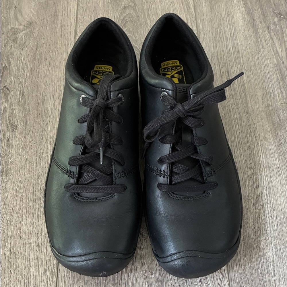 KEEN Women’s black, anti-skid shoes, size 11